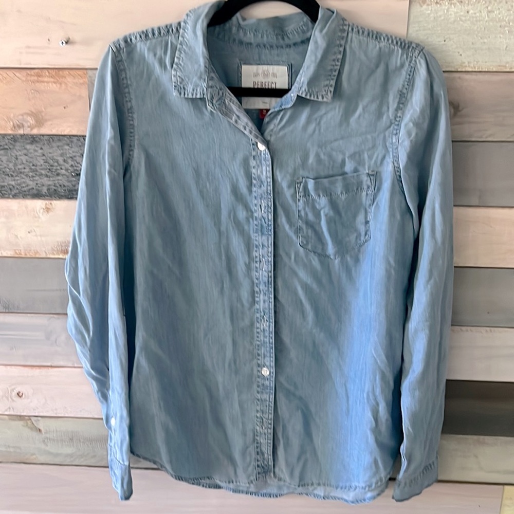 Super soft! Long sleeve button down shirt- size medium